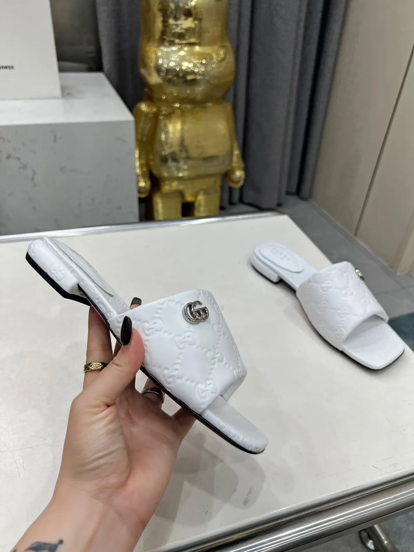 👟👟Ex-factory price 440👟👟 Women's Shoes Women's Clothing Gucci Double G slippers, a fashionable, high-end and full of personality✅ Very stable, comfortable and durable for daily use, convenient and unique for daily matching, a must-have classic for summer, the upper is made of GUCCI 3D embossed, genuine leather outsole Fabric: cowhide Lining/foot pads: sheepskin Color: black, white, brown, burgundy Code number: 35-42 (41 and 42 need to be customized) Packaging: Comes with cloth bag and card.